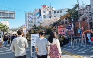 진해군항제 벚꽃 사이로 ‘탱크가 나타났다'