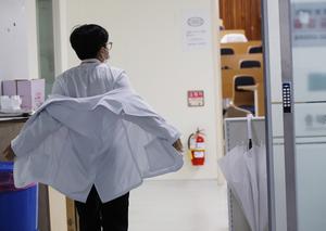 �������� �� ����� �Ƿᡤ���������� 37% �ް� �ر� ���� '�����Ⱓ�� �߸�'